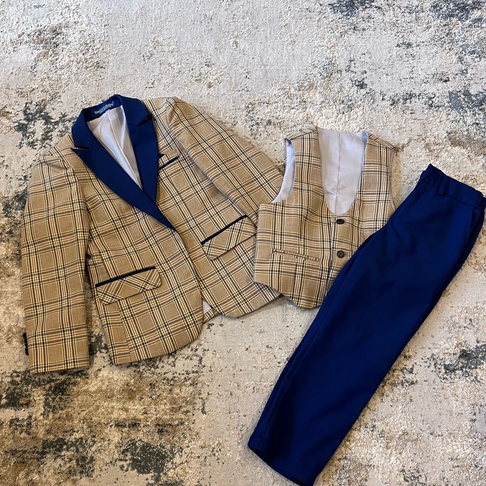 Boys suit size 5/6